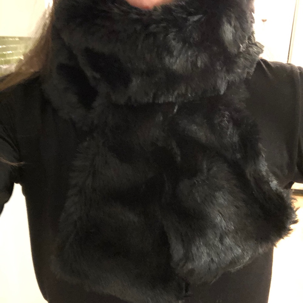 Black faux fur scarf
